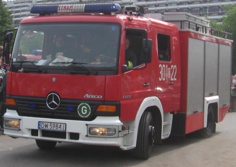 Pożar dużej hali magazynowej w Cieślach. Strażacy dogaszają konstrukcję, trwają ustalenia przyczyny - Zdjęcie artykułu