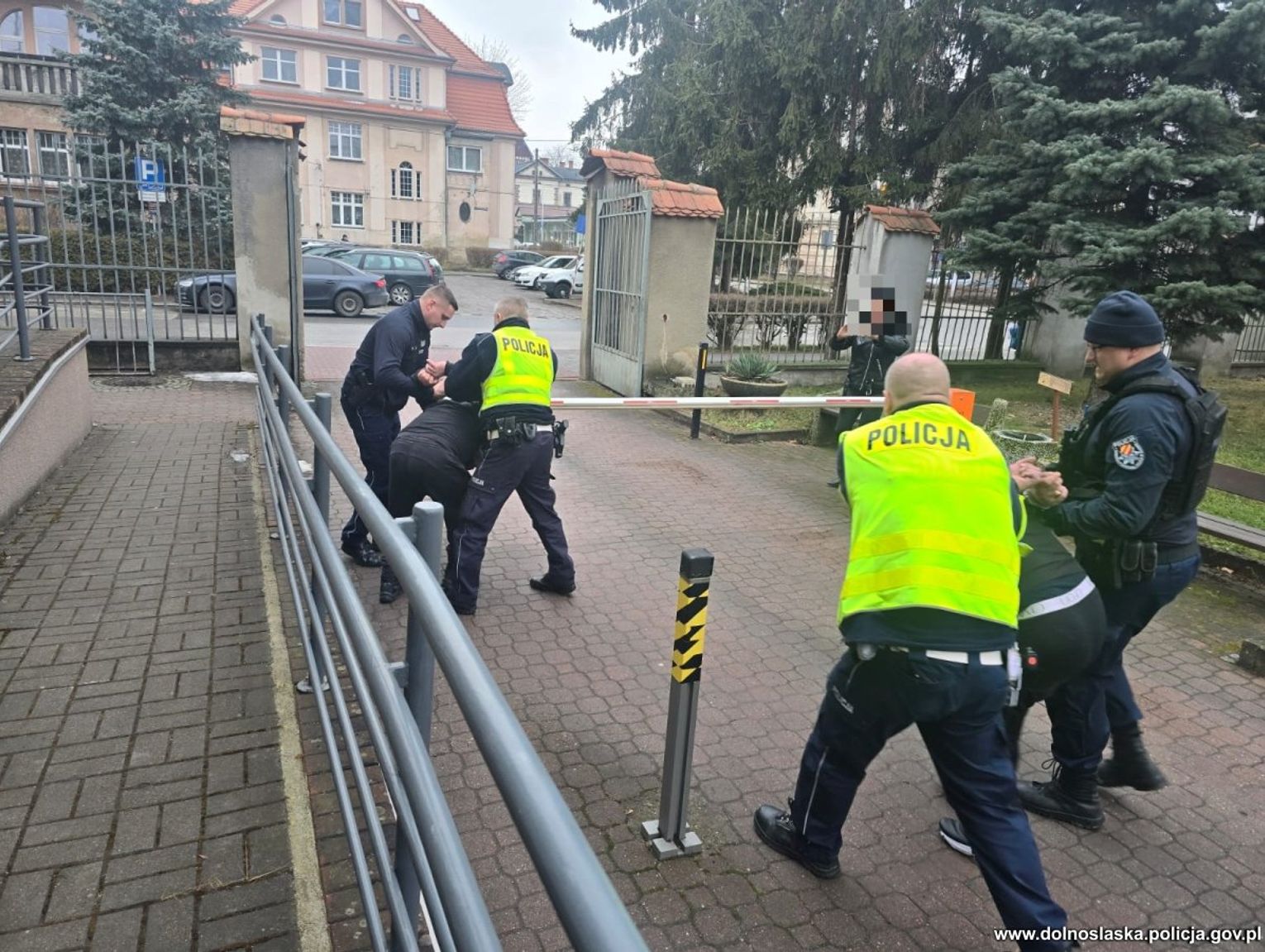 Trzej Bułgarzy zatrzymani po próbie porwania 23-letniej w powiecie oleśnickim - Zdjęcie artykułu
